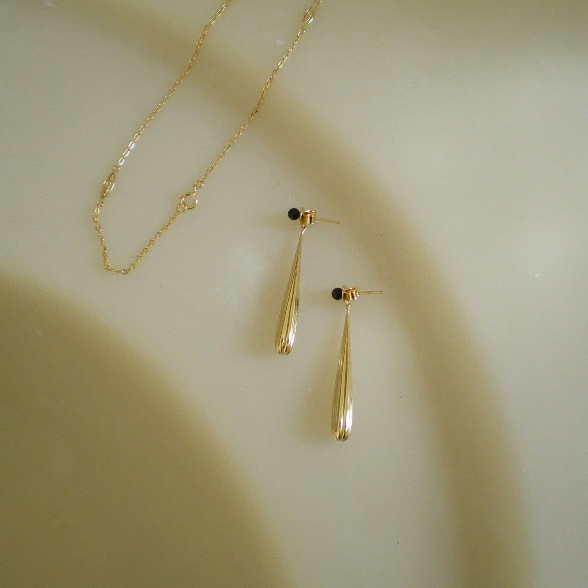 YUHU Awake Earrings Gold