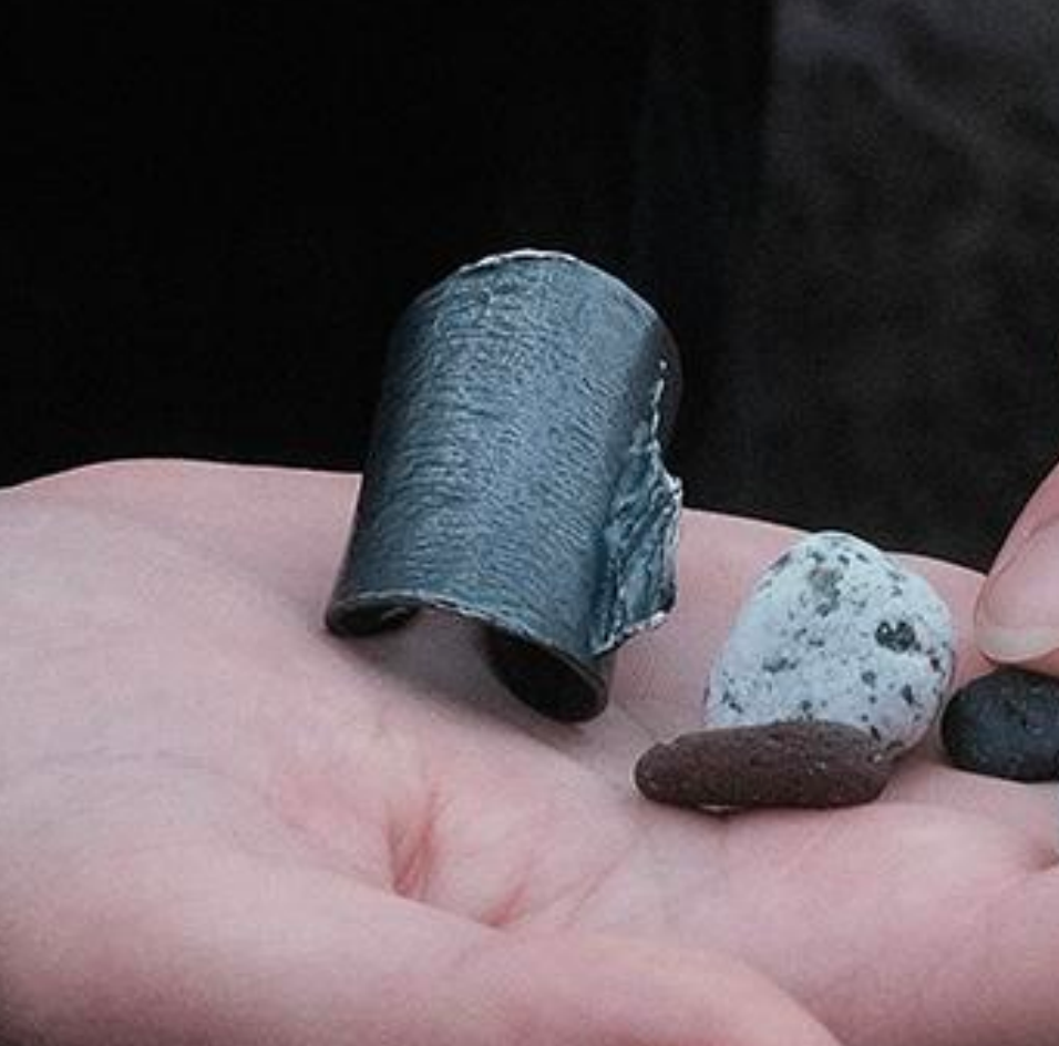 M.Wong As the Island Wide Ring Black