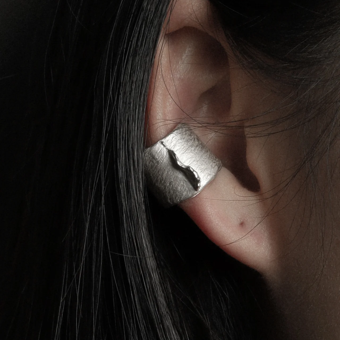 M.Wong As the Island Ear Cuff/Ring White