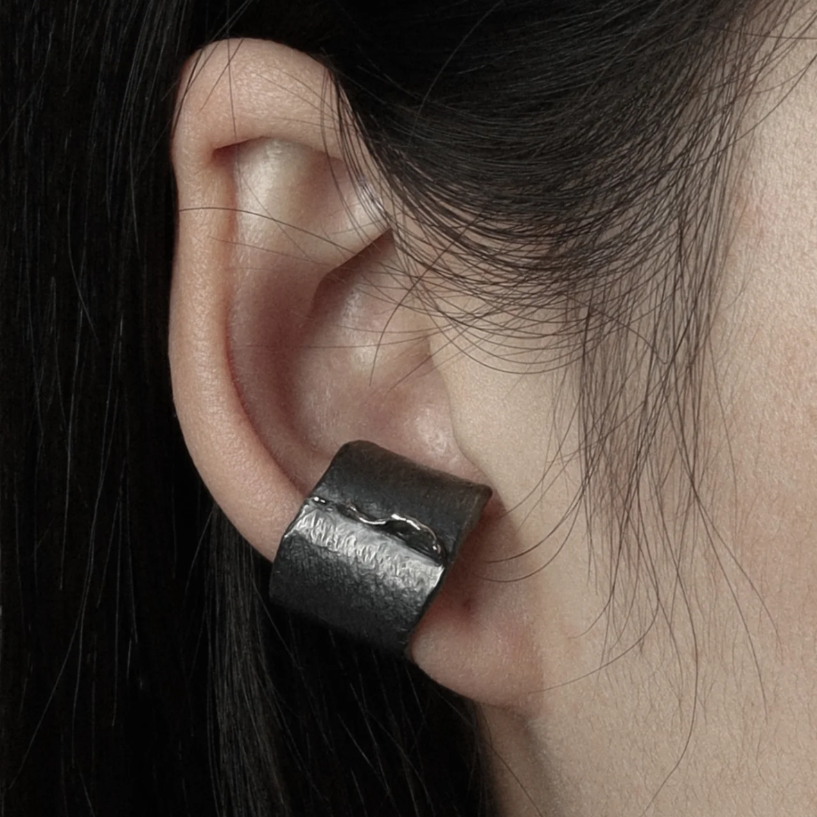 M.Wong As the Island Ear Cuff/Ring Black