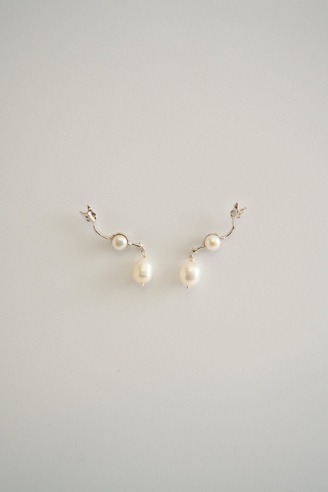 Hanying Pearl Arrow Cartilage Earrings (Silver)