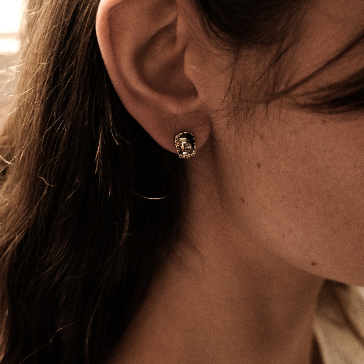 Hanying Sterling Floral Gemstone Gemstone Stud Earrings (Silver)