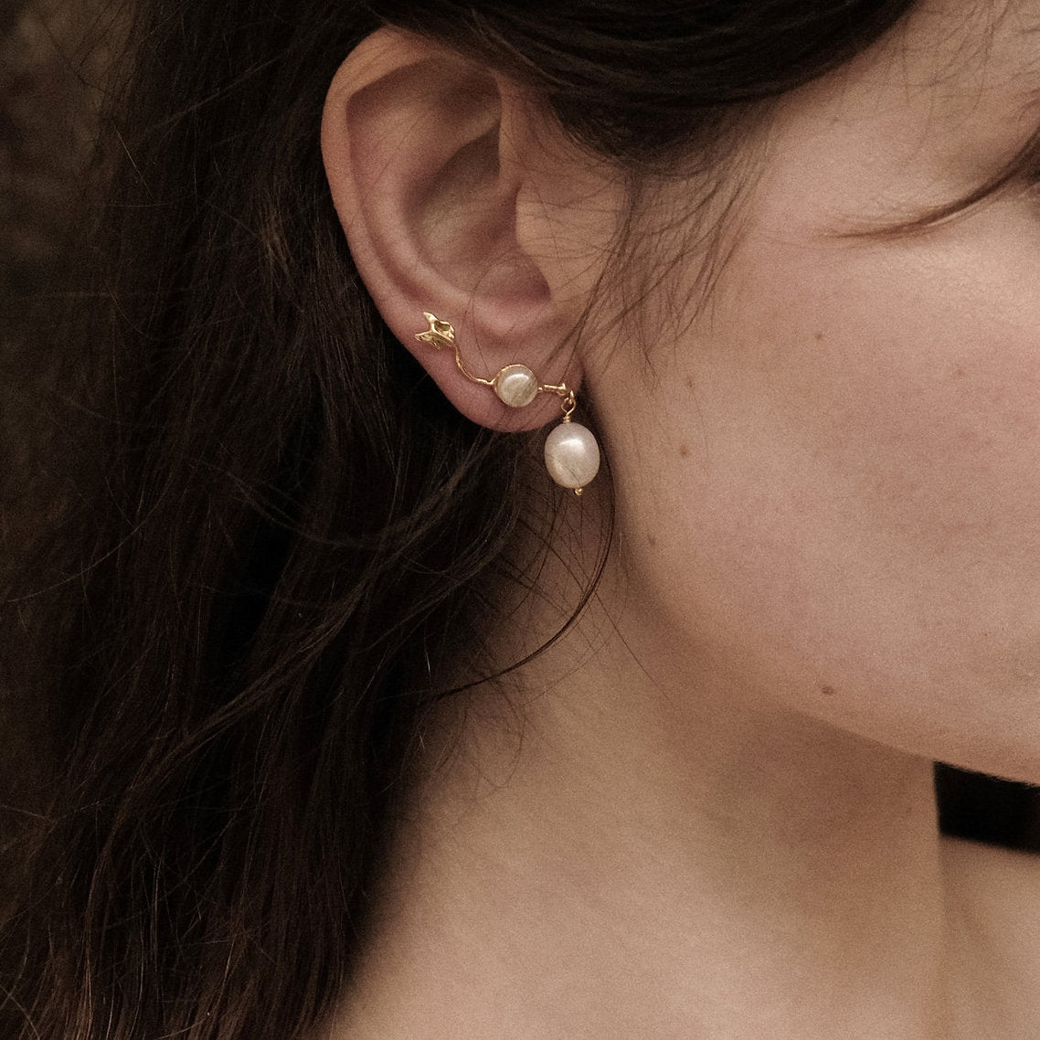 Hanying Pearl Arrow Cartilage Earrings (Gold)