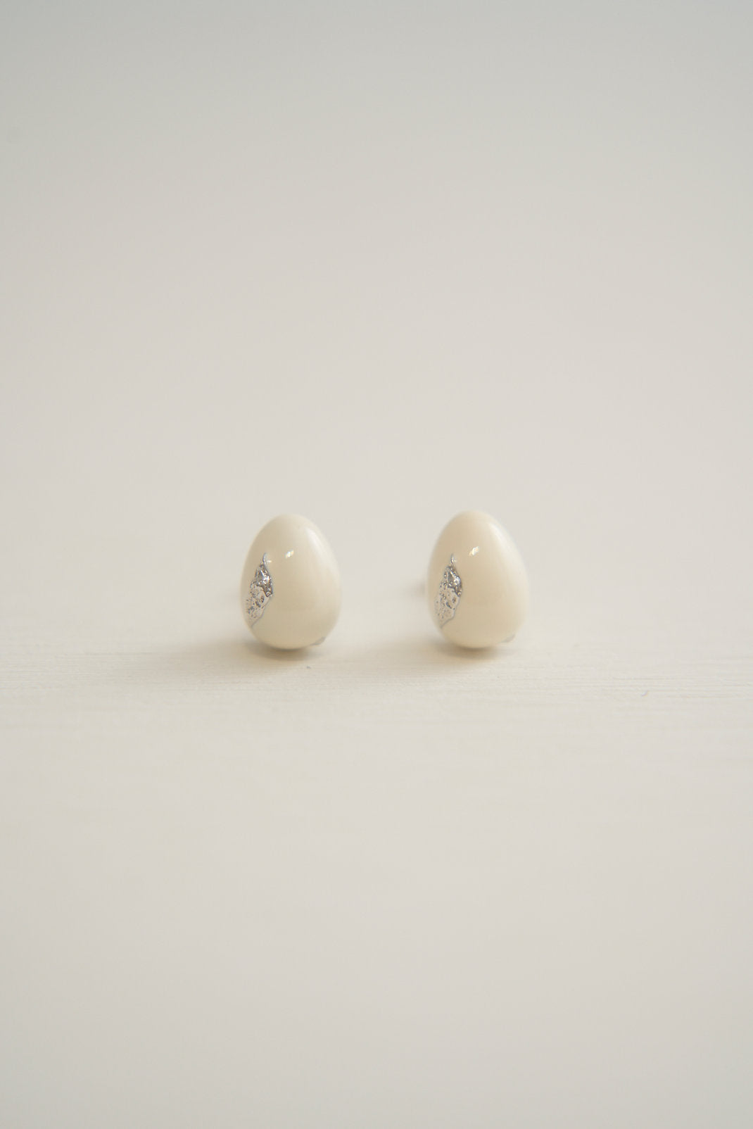 Hanying Small Oval Enamel Stud Earrings (White)